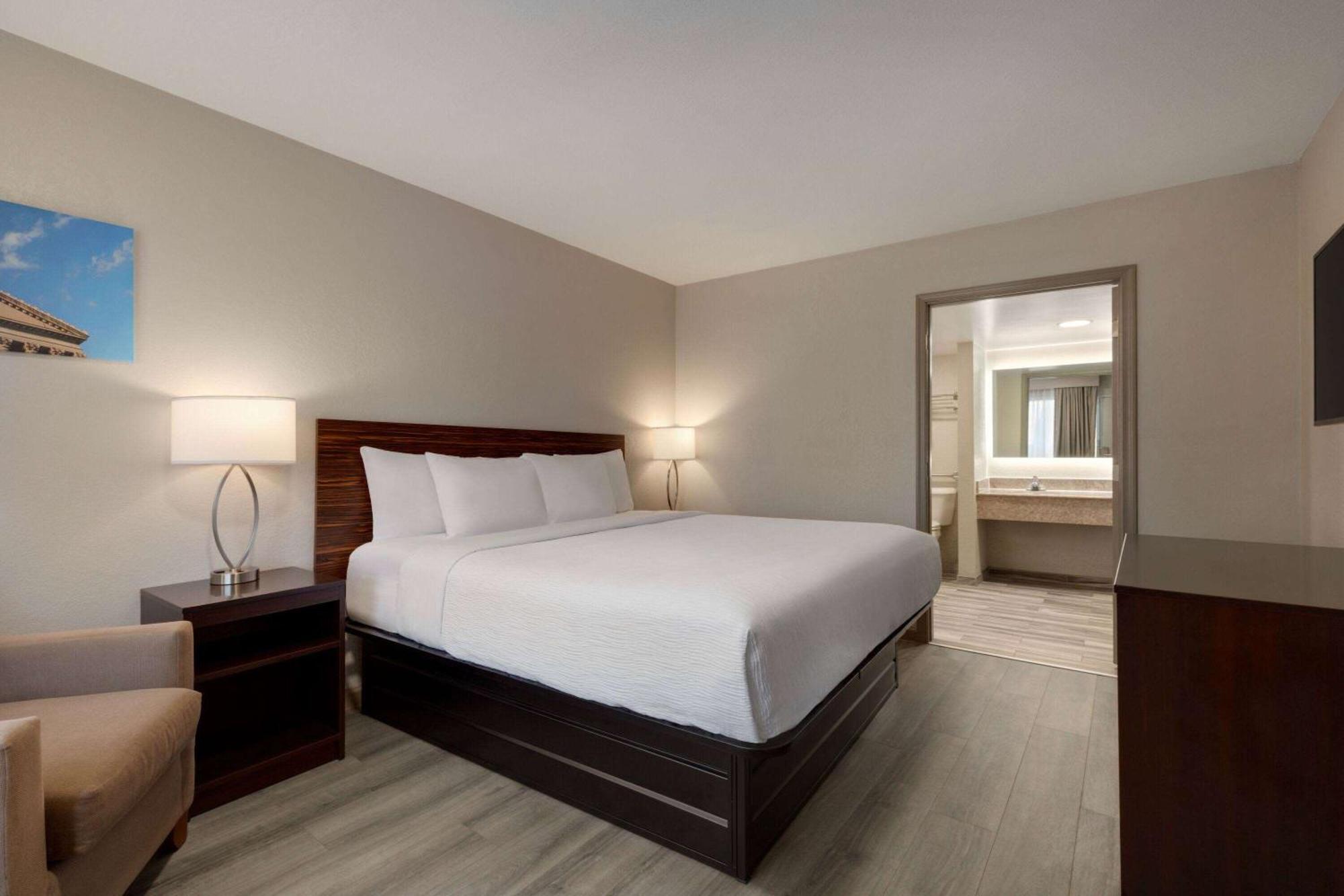 Baymont By Wyndham Emporia Va Hotel ภายนอก รูปภาพ